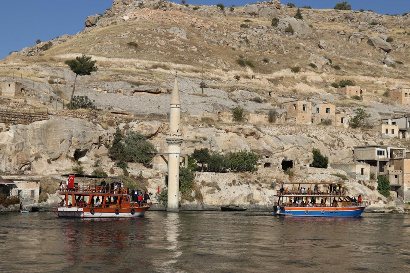 Bir bölümü su altında kalan köy ilgi görüyor Bir bölümü su altında kalan köy ilgi görüyor